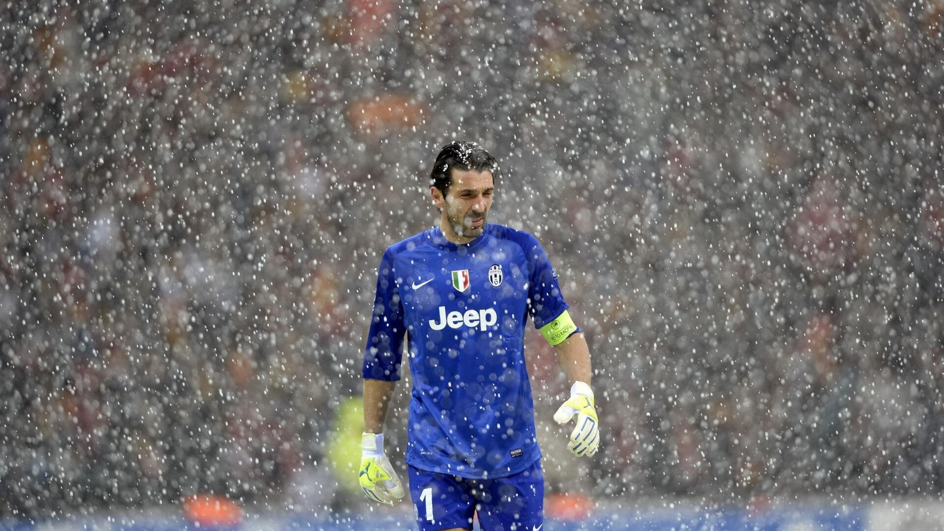 “球场趣事：运动员场外的爆笑趣味瞬间”，球场上运动员的描写